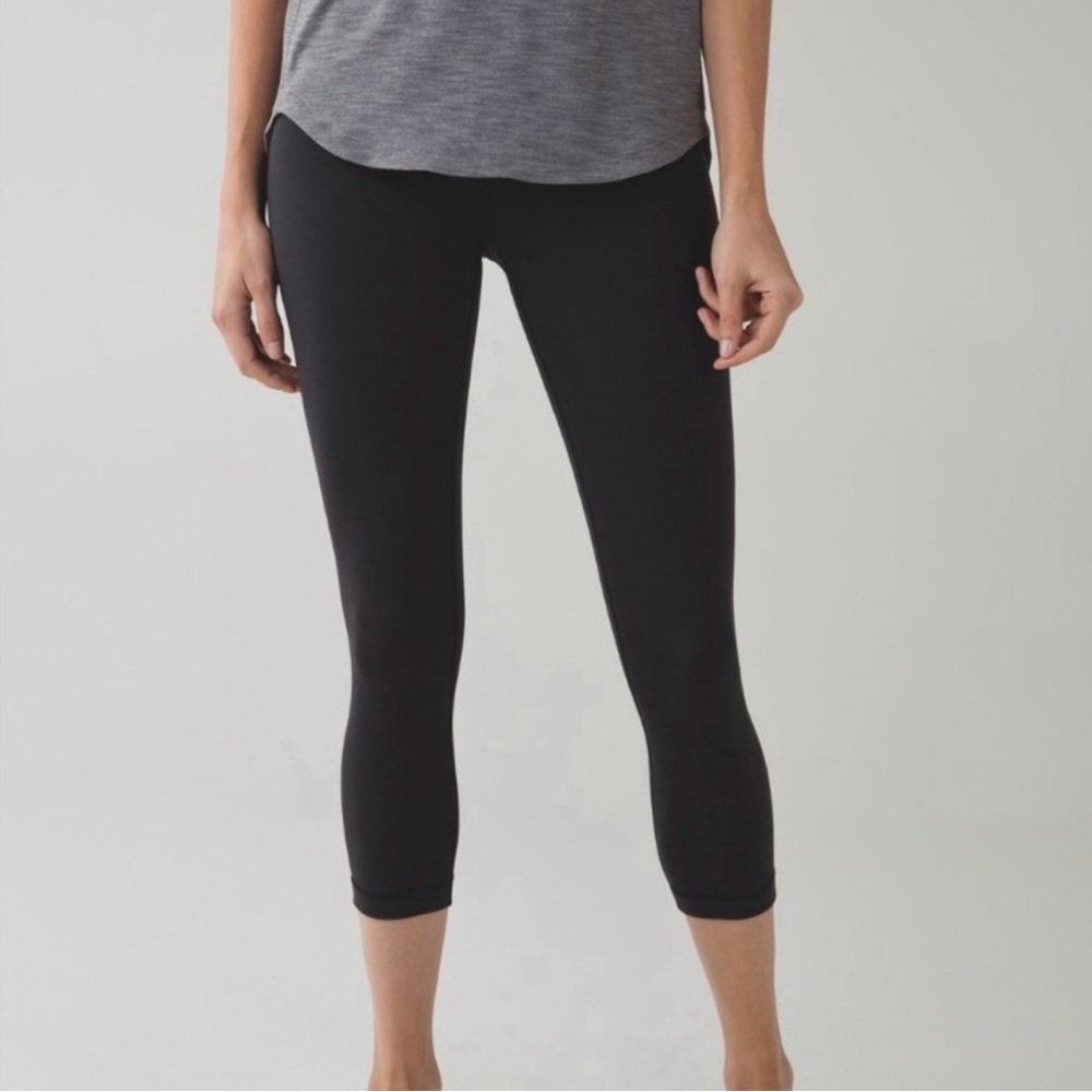 Lululemon Black Low Rise Cropped Leggings Workout Size 2 Activewear
